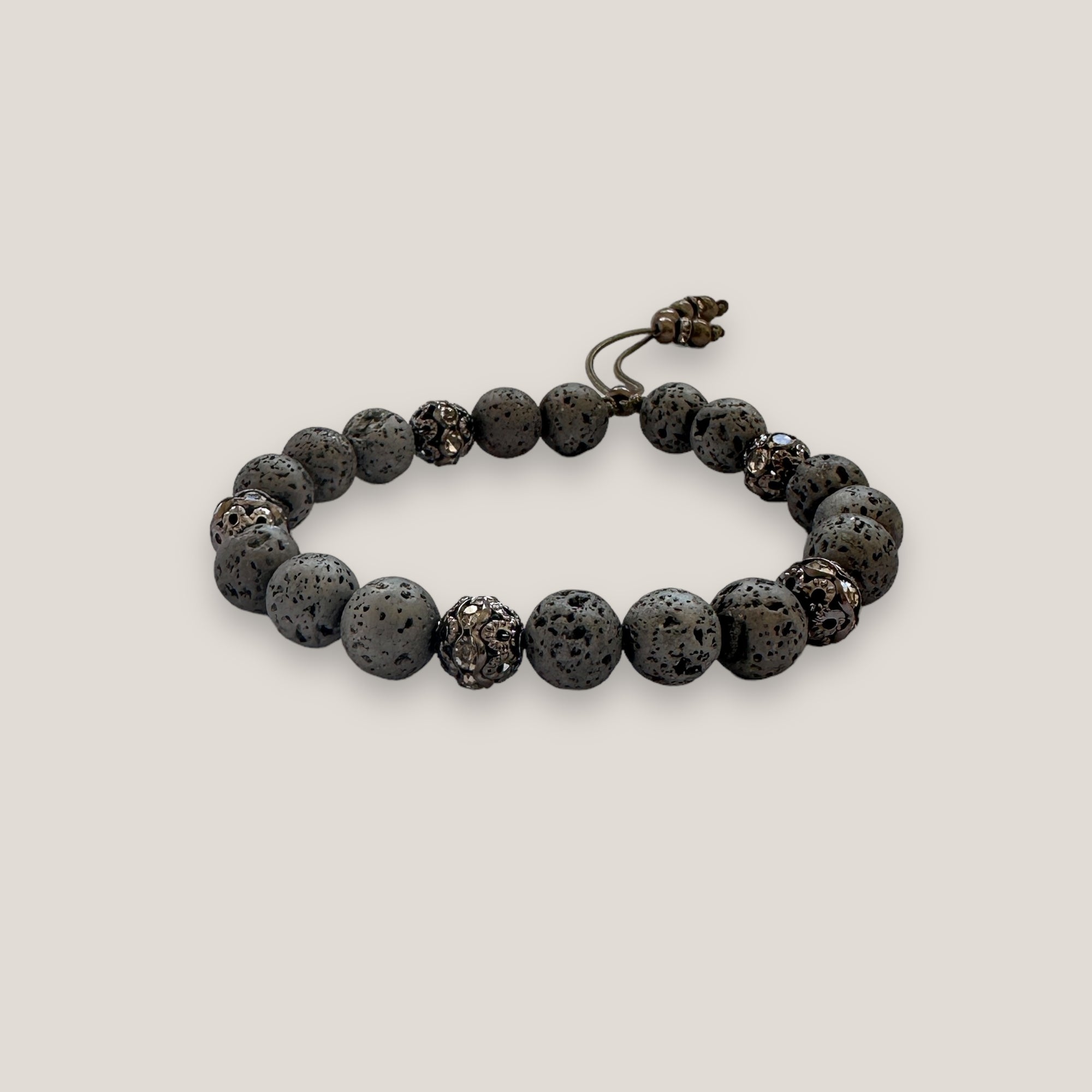 Pulsera gran Dafne con lava gris claro y filigrana gunmetal con cristalitos