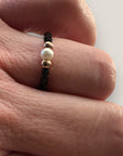 Anillo Divino negro con perlita natural blanca y separadores oro rosa