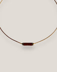 Collar minimal con tubo de esponja coral marrón chocolate y separadores bronce con cristales blancos