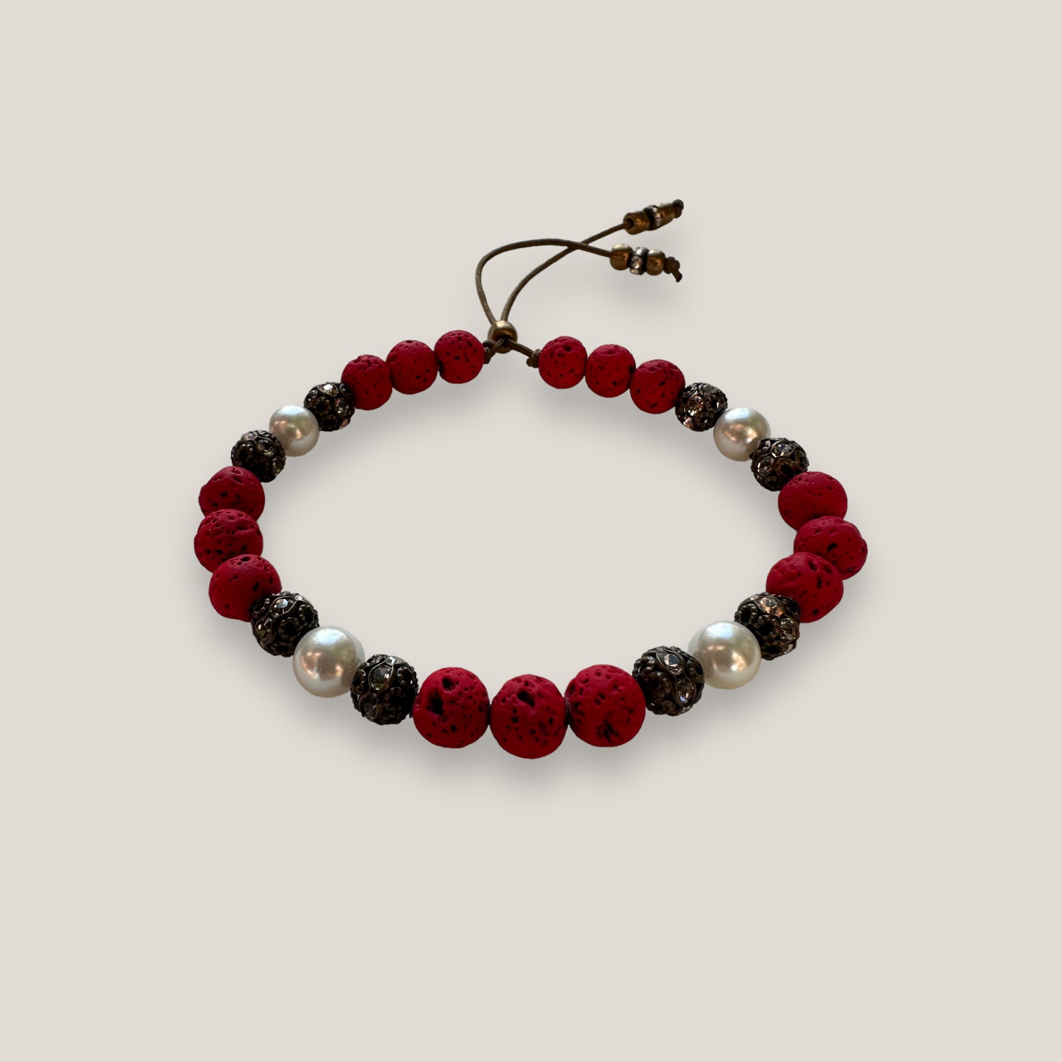 Pulsera Dafne perlas con lava roja y filigrana bronce con cristalitos