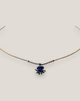 Collar midi con pulpo esmaltado azul con lunares blancos y abalorios blancos y dorado