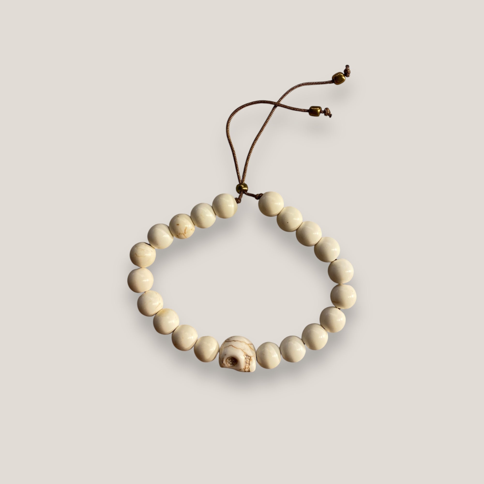 Pulsera con gran calavera y cuentas de howlita blanca