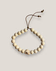 Pulsera con gran calavera y cuentas de howlita blanca