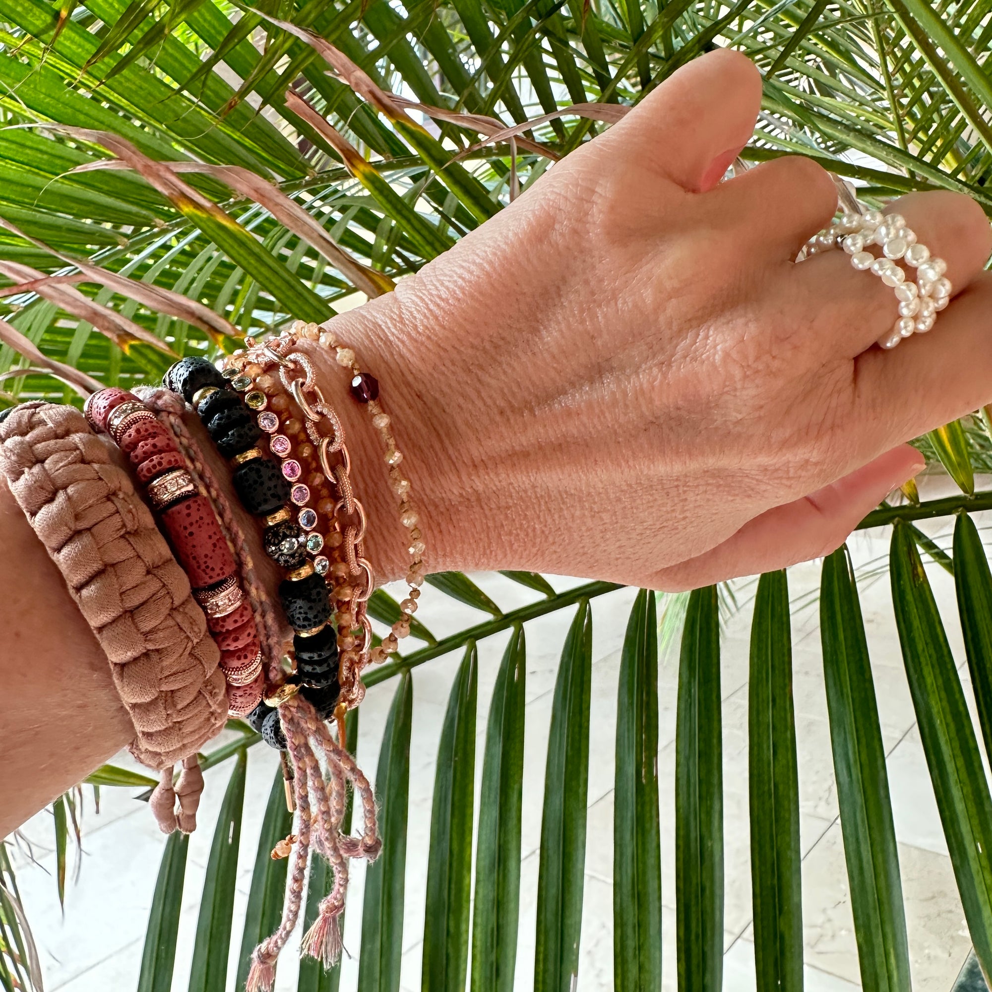 Pulsera Fuerte Beads Dafne, discos, tambores de lava negra, cuentas filigrana bronce con circonitas y separadores aro de acero oro