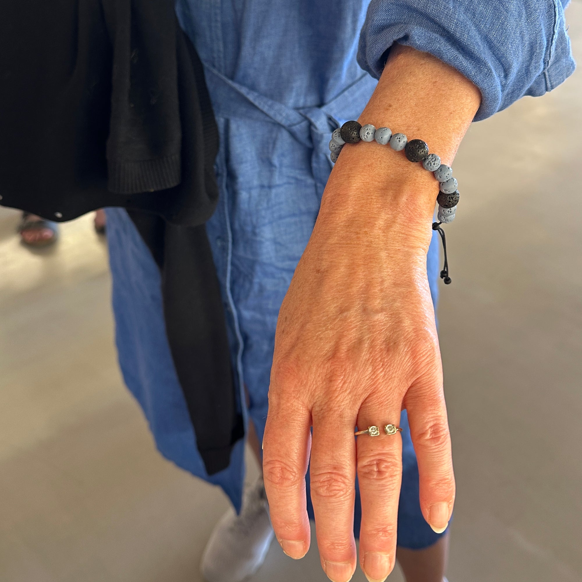 Abenteuerarmband mit hellblauem Korallenschwamm und schwarzer Lava