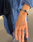 Abenteuerarmband mit hellblauem Korallenschwamm und schwarzer Lava