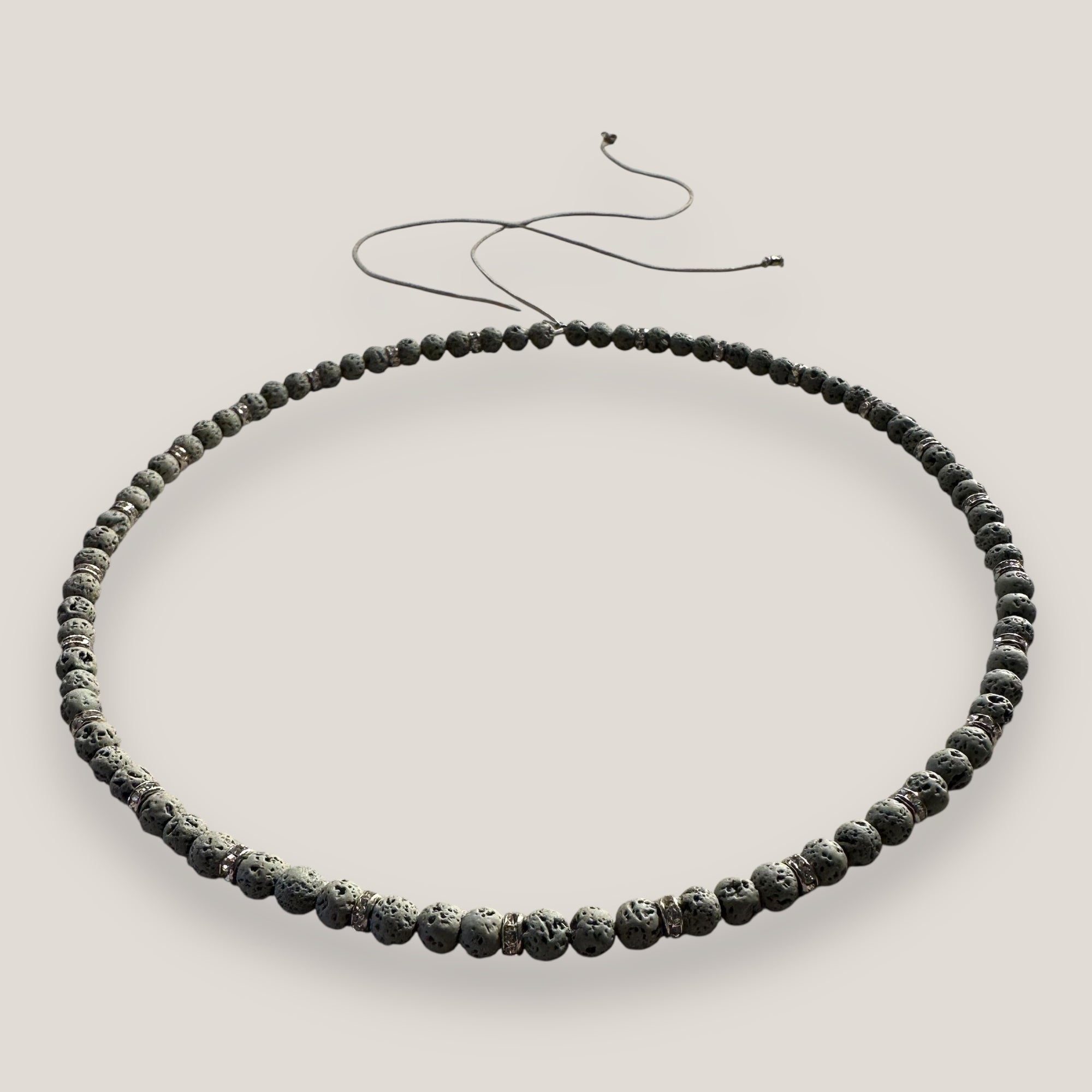 Collar mini base 4mm lava gris claro, rondeles plateados con cristalitos blancos
