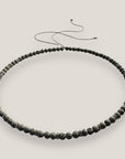 Collar mini base 4mm lava gris claro, rondeles plateados con cristalitos blancos
