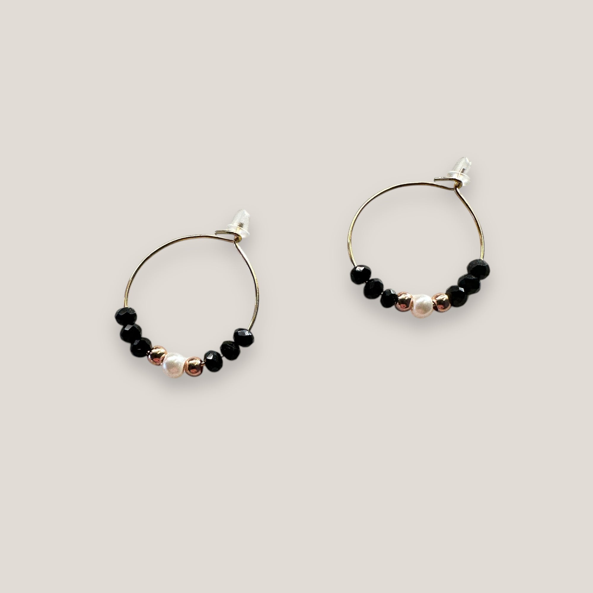 Pendientes Divino negro mini de aro acero oro con cristales facetados, perlitas nacaradas y separadores acero oro rosa