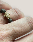 Goldener Schildkrötenring mit farbigen Lavaperlen