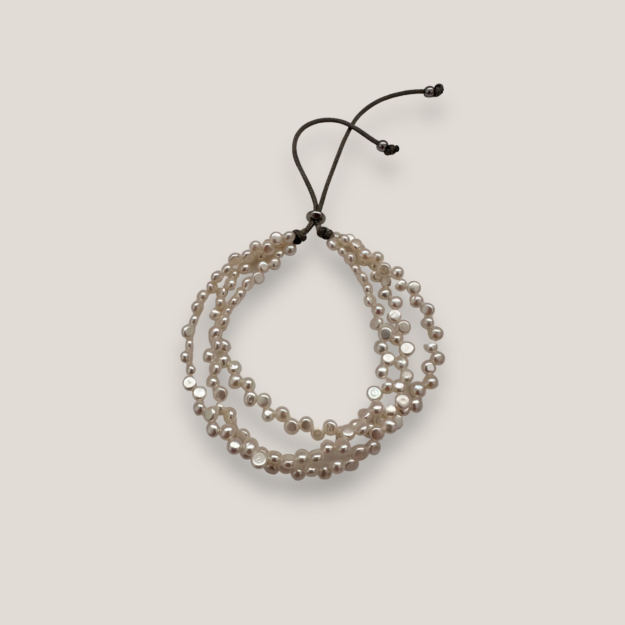 Pulsera triple con perlitas 4mm blancas naturales, cordón de nailon gris plata y cuentas acero