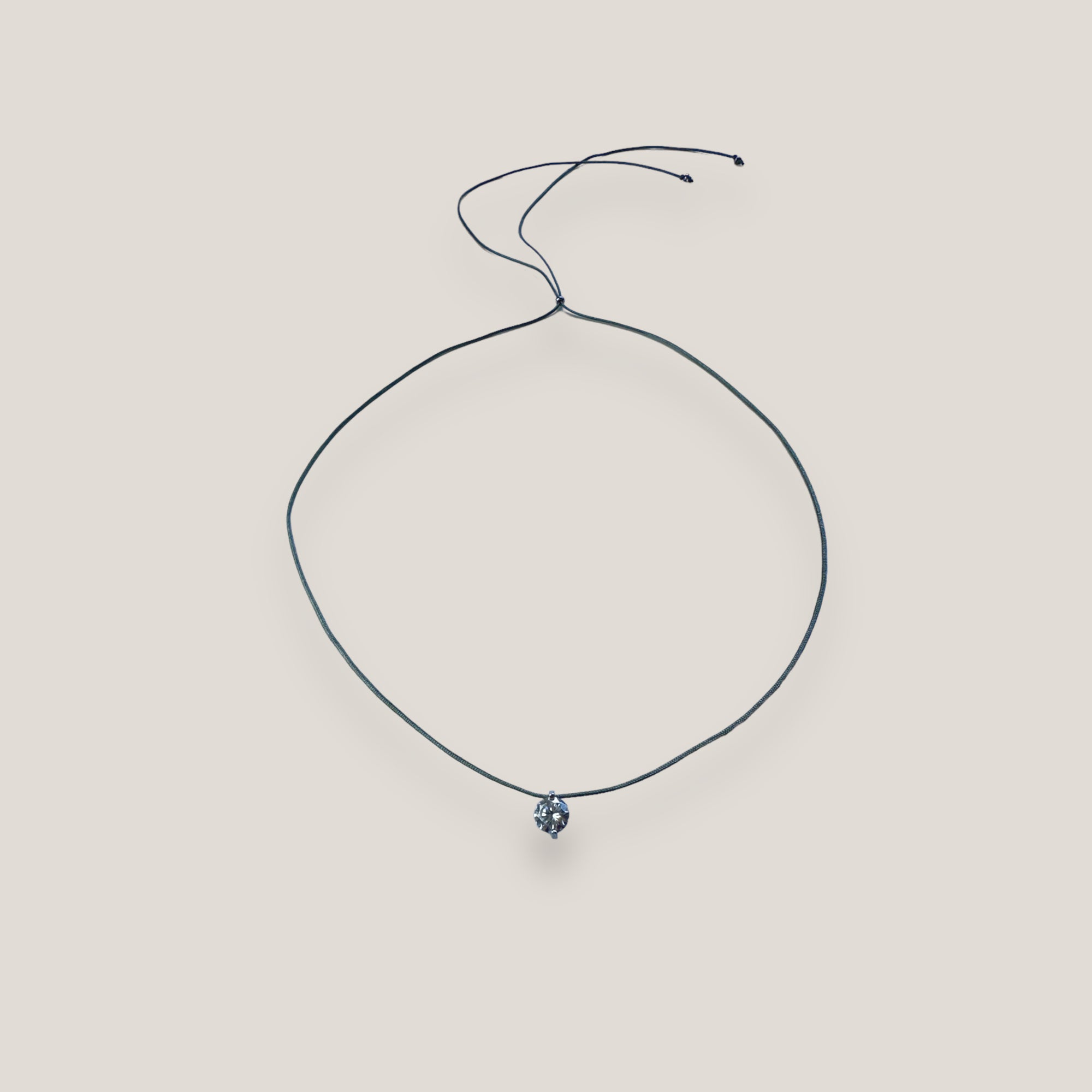 Collar minimal con circonita montada en acero y cordón gris