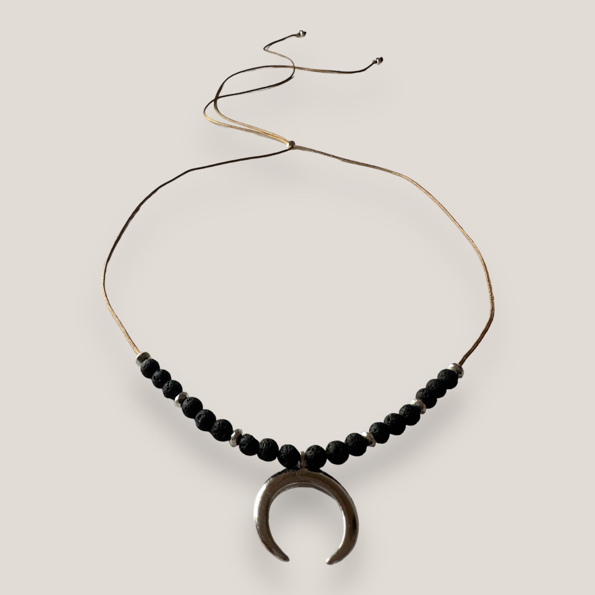 Collar con luna mediana plateada con cuentas facetadas y lava negra