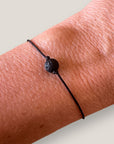 Pulsera minimal con bola de lava negra
