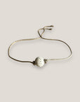 Pulsera minimal con bola 8mm de lava blanca y separadores plata con brillis blancos