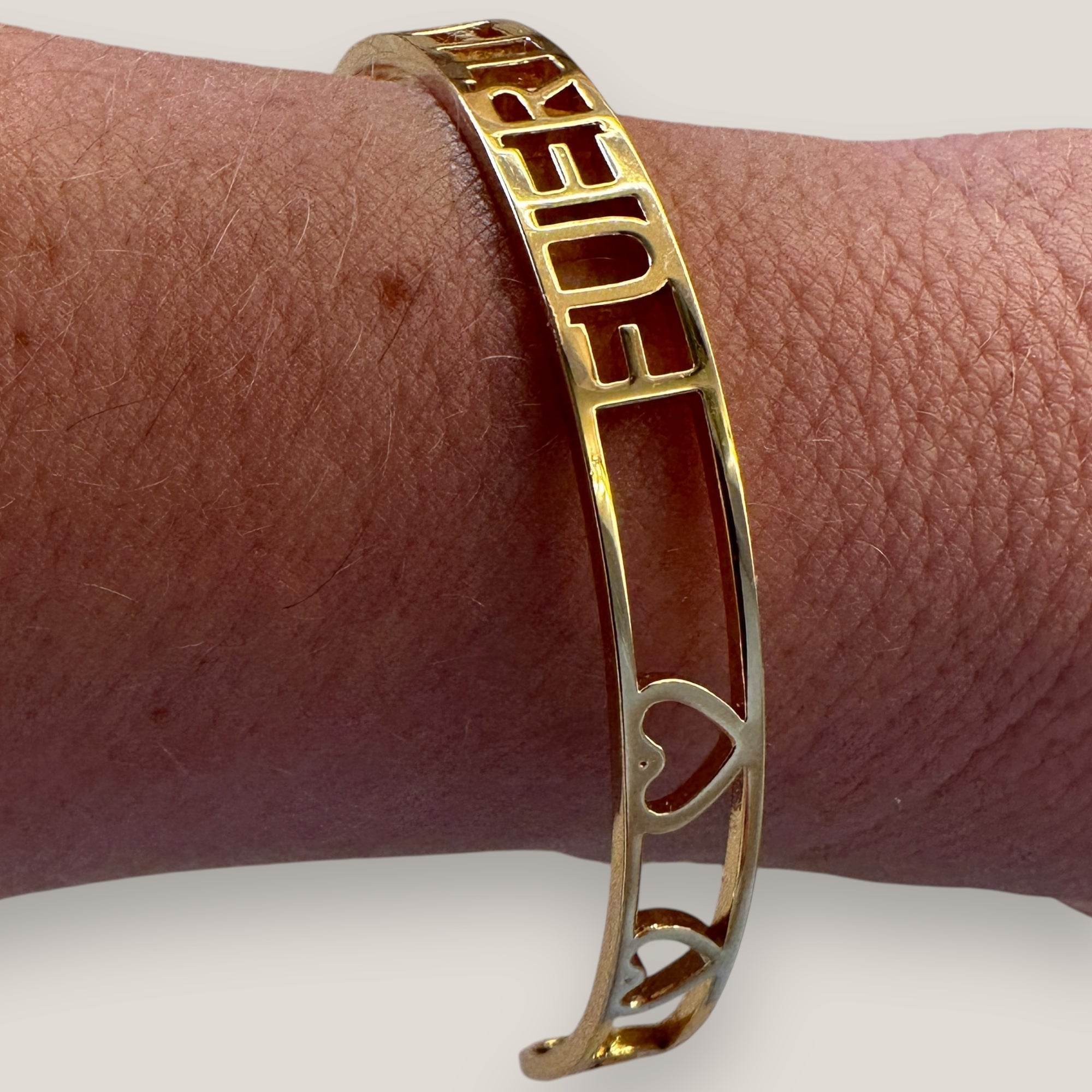 Brazalete Fuerteventura corazones acero titanio oro