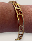 Brazalete Fuerteventura corazones acero titanio oro