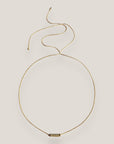 Collar minimal con tubo de esponja coral verde olivina y separadores dorados con brillis de cristal blanco