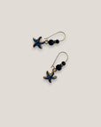 Pendientes gancho acero oro estrellas doradas esmalte azulón lava azul oscuro separadores dorados cristalitos azul claro