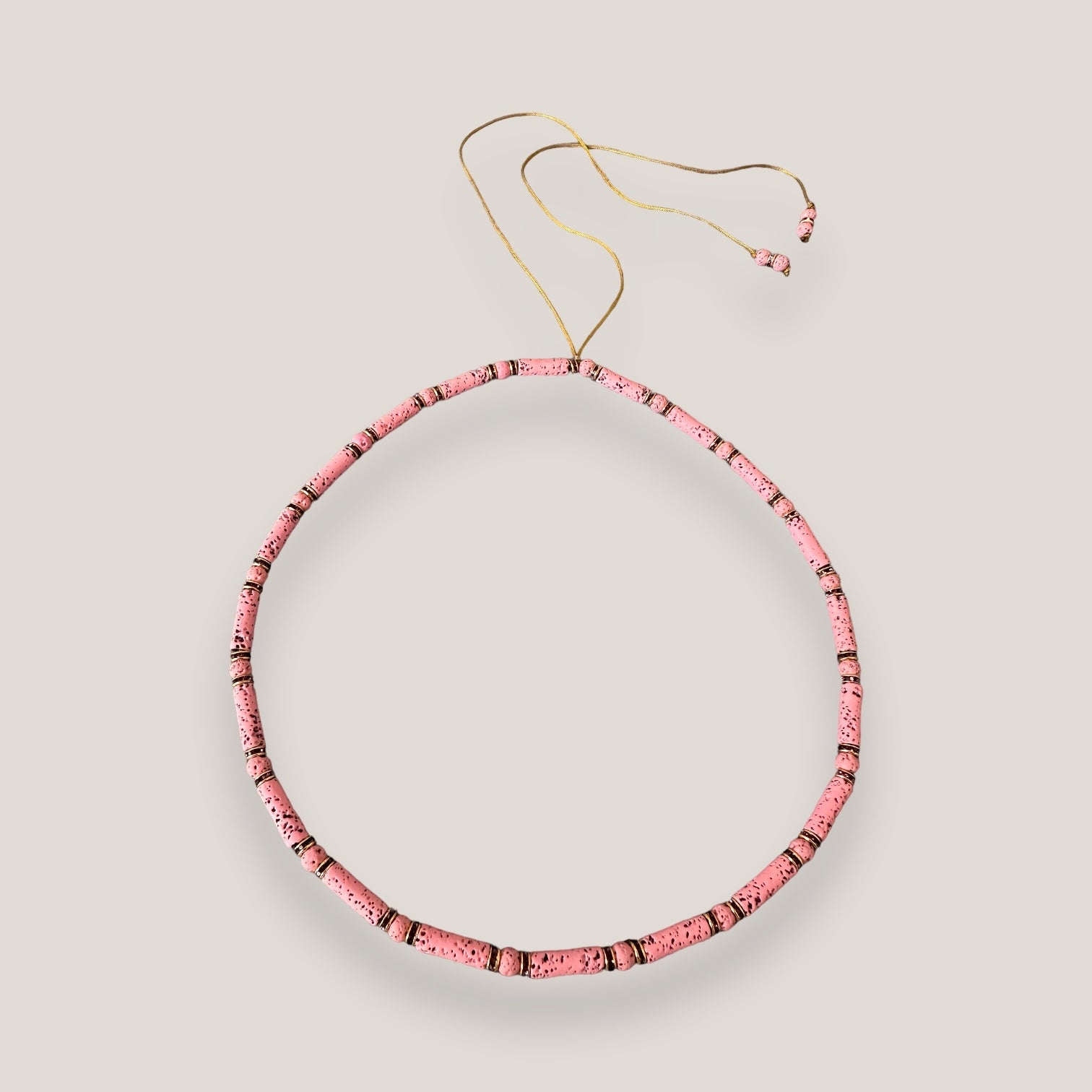 Collar con tubos y cuentas de lava rosa y brillis oro con cristalitos rosas