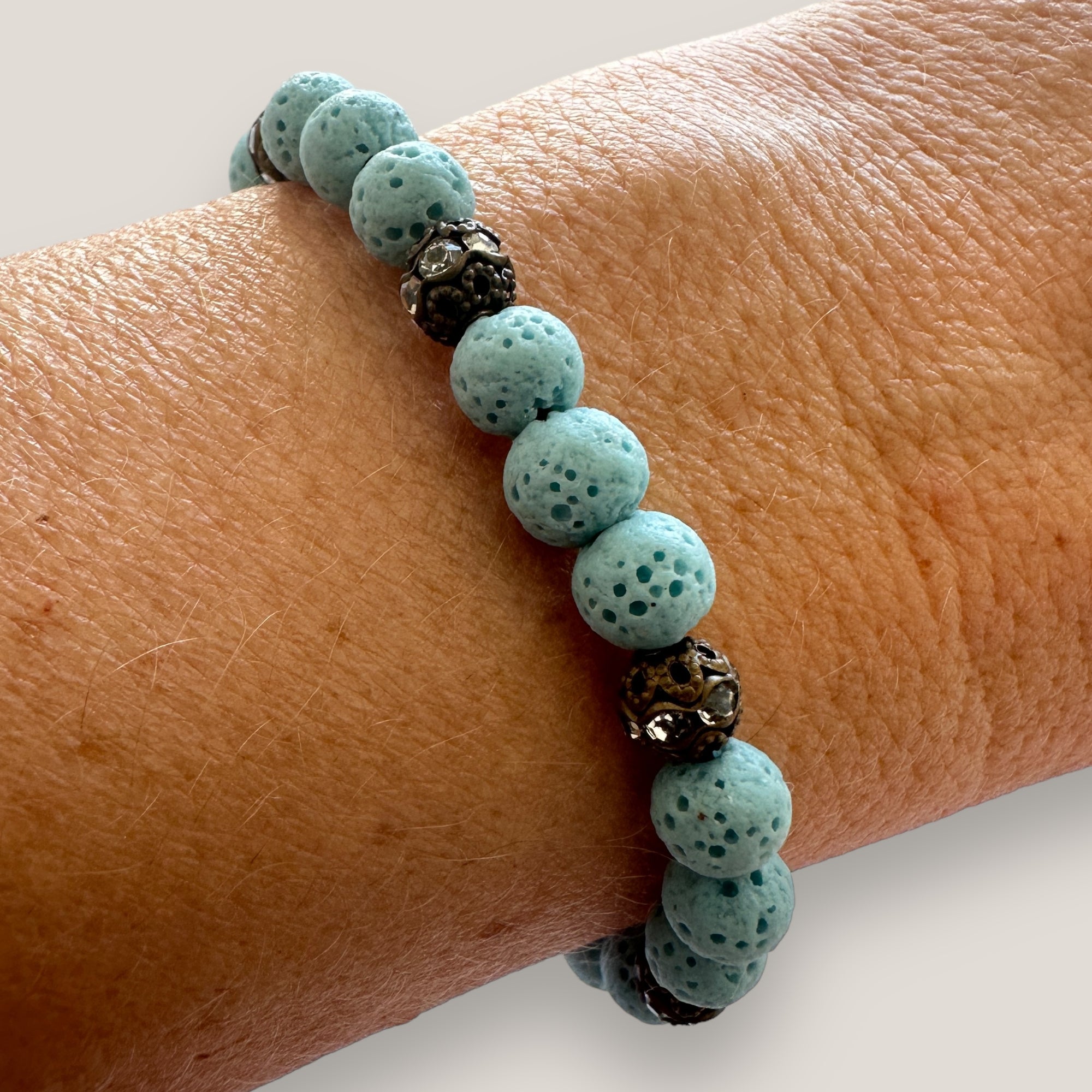 Pulsera Dafne con esponja coral azul cielo y filigrana cobre con cristalitos