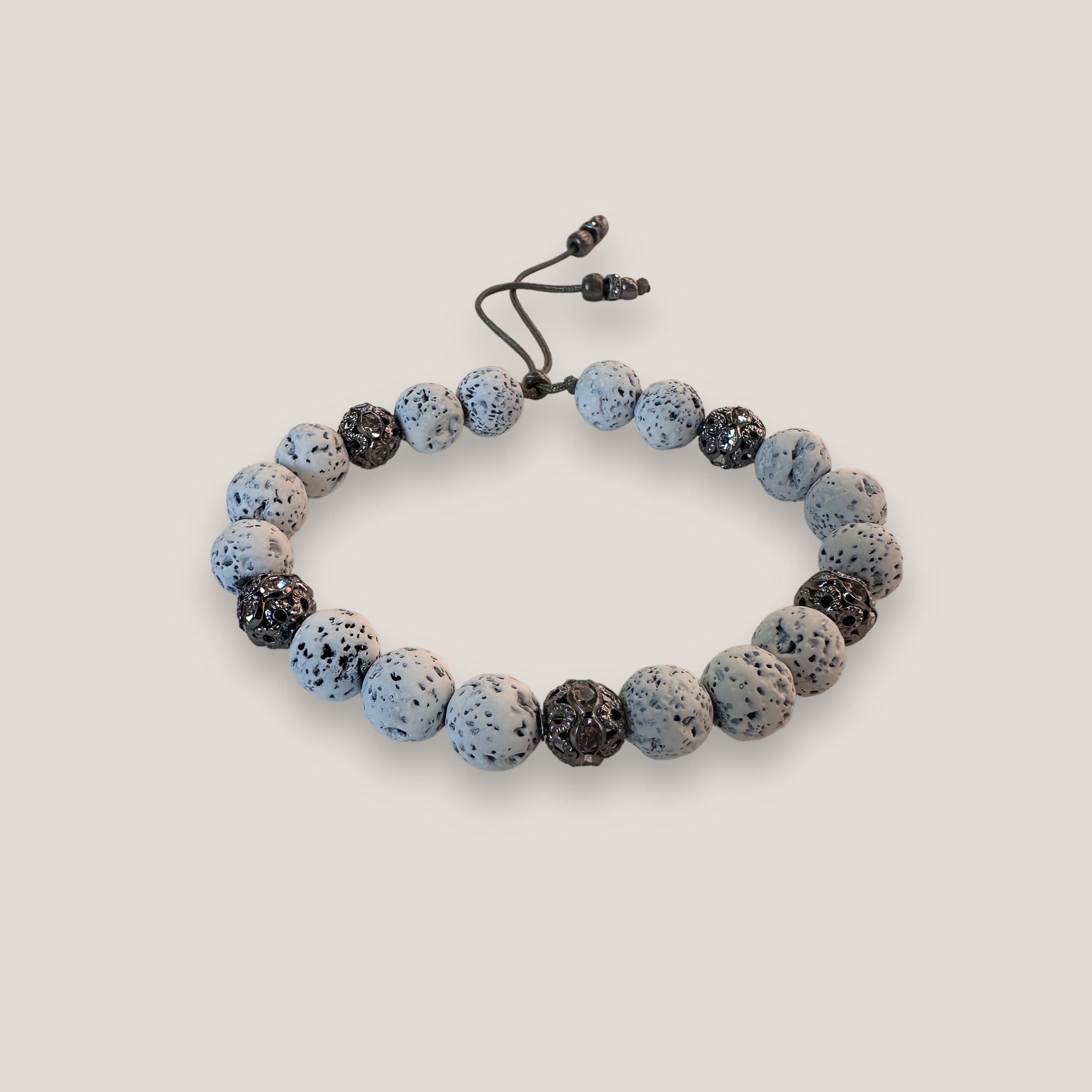 Pulsera Gran Dafne con lava blanca y filigrana gunmetal con cristalitos