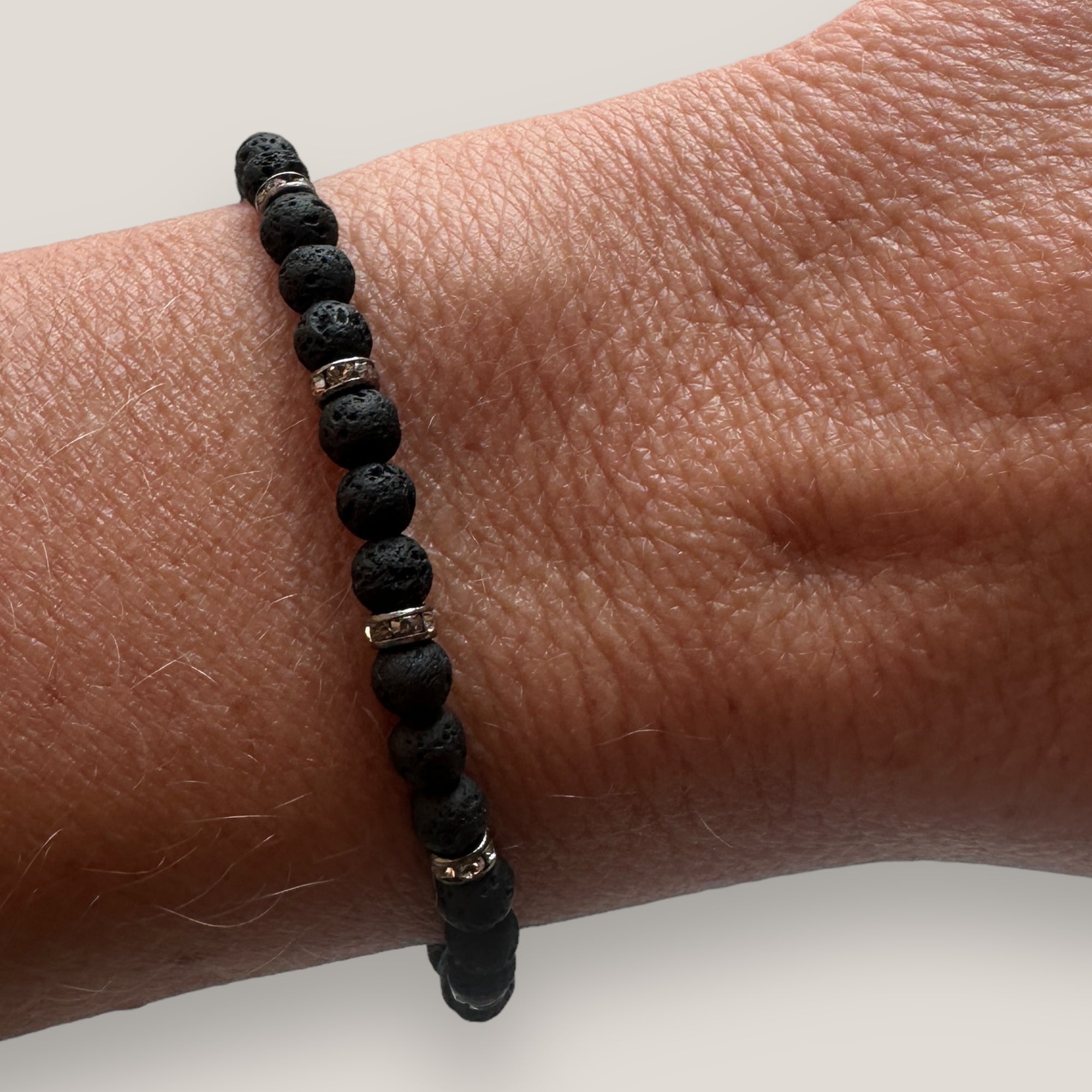 Pulsera Lilith con cuentas 4mm de lava negra y brillis gunmetal con cristalitos blancos