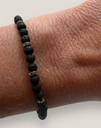 Pulsera Lilith con cuentas 4mm de lava negra y brillis gunmetal con cristalitos blancos