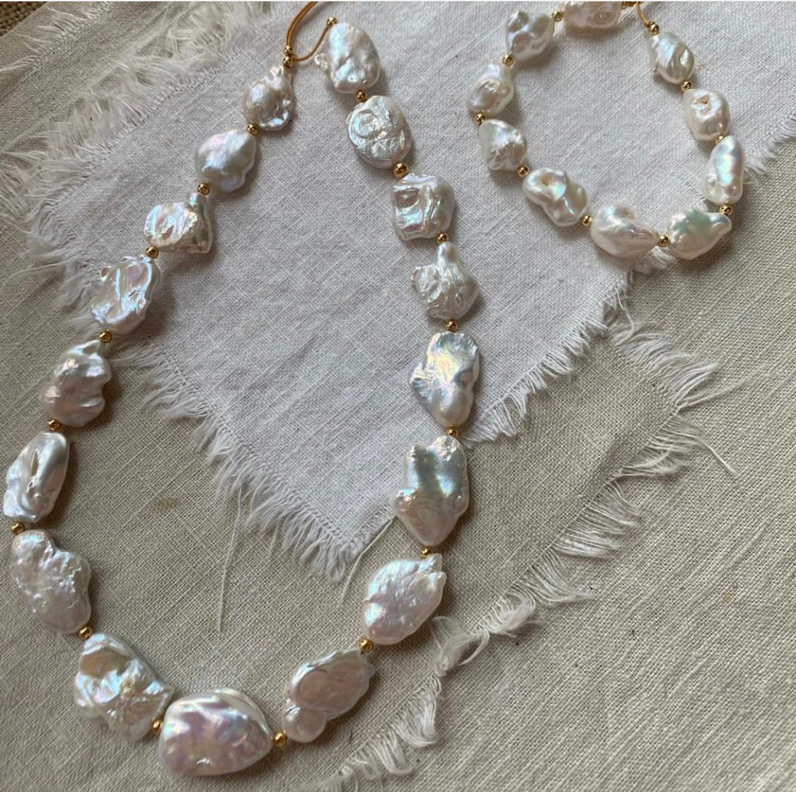 Collar con perlas blancas irregulares naturales cordón oro de nailon con cuentas y cierres de acero oro