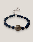 Pulsera con gran tortuga dorada y lava azul añil