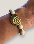 Pulsera con gran caracola y cuentas doradas con esponja coral blanca