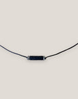 Collar minimal con tubo de lava negra y cuentas plata con brillis blancos