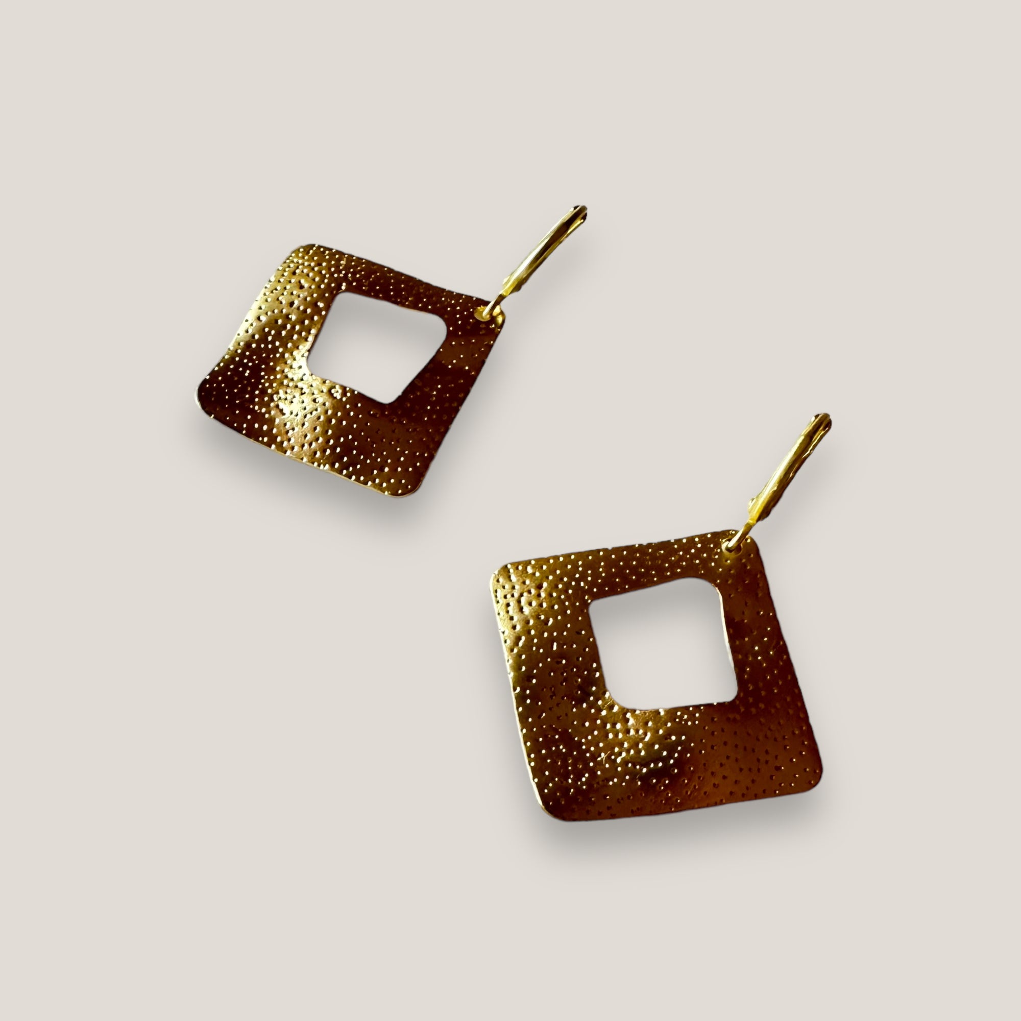 Pendientes aro 10mm con rombo martilleado dorado mate