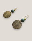 Pendientes Fuerte Beads con gancho y medalla martilleada dorados, bola 10mm esponja coral verde turquesa y bola 4mm dorada esmerilada