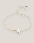 Pulsera minimal con estrella de nácar blanco