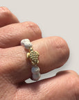 Anillo tortuguita dorada con cuentas de esponja coral en blanco