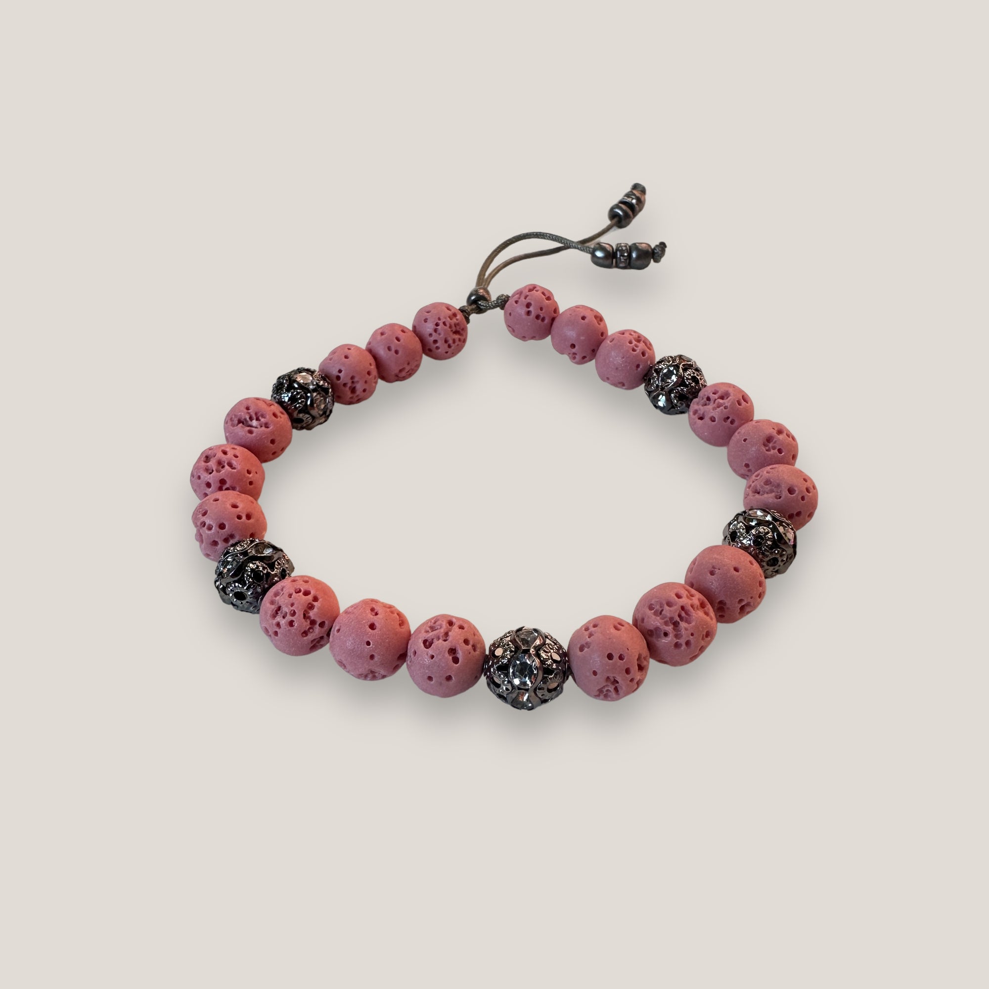 Pulsera Gran Dafne con esponja coral rosa y filigrana gunmetal con cristalitos