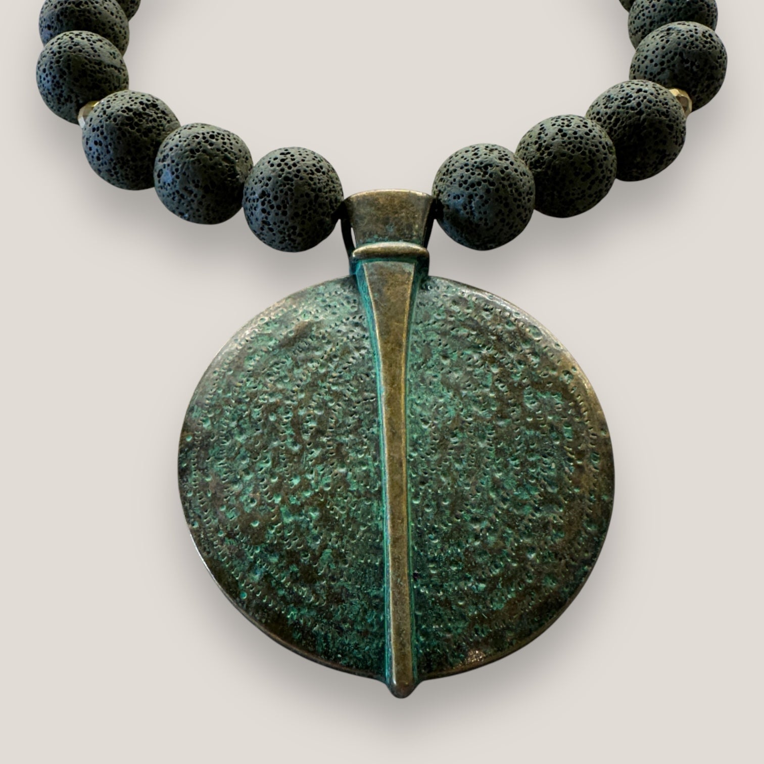 Collar medallón tribal bronce con patina y grandes cuentas de esponja coral verde caqui