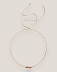 Collar minimal con tubo de esponja rosa y separadores oro con cristales rosas