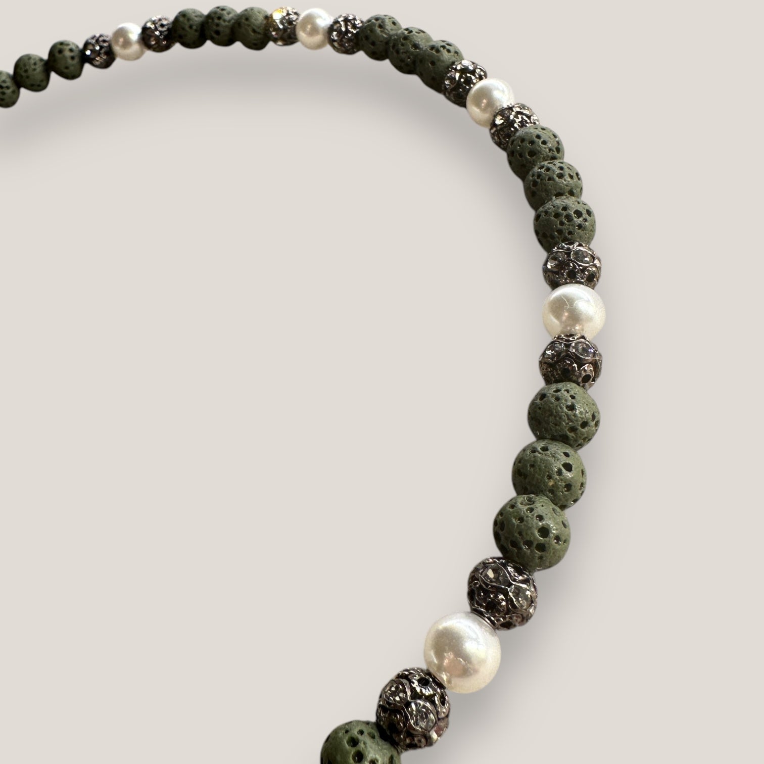 Collar Dafne perlas con esponja coral verde caqui y filigranas gunmetal con cristalitos