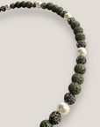 Collar Dafne perlas con esponja coral verde caqui y filigranas gunmetal con cristalitos