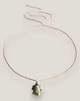 Collar minimal con tortuga de howlita verde agua