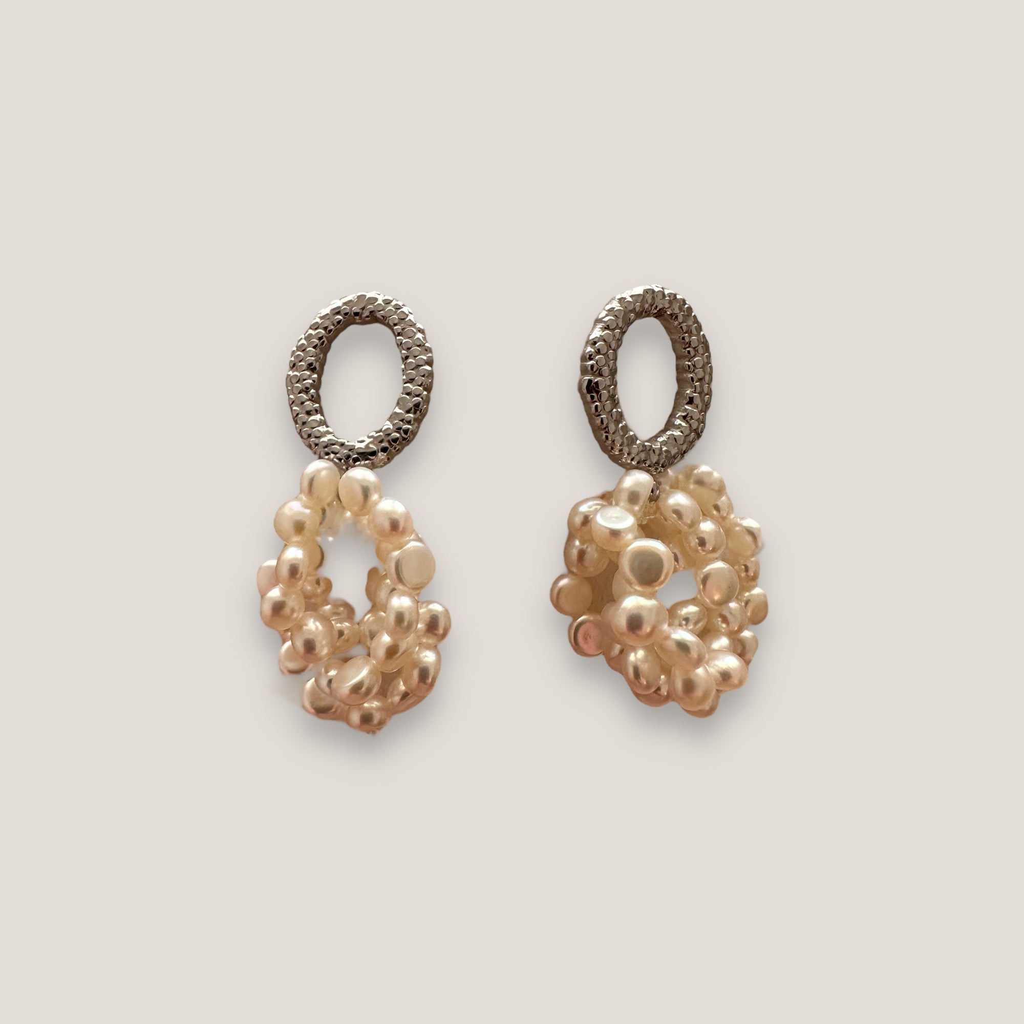 Pendientes aro frente acero con triple perlitas 4mm blancas naturales