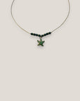 Collar midi con estrella dorada esmaltada en verde con lava verde oscuro y separadores dorados con cristalitos verde olivina