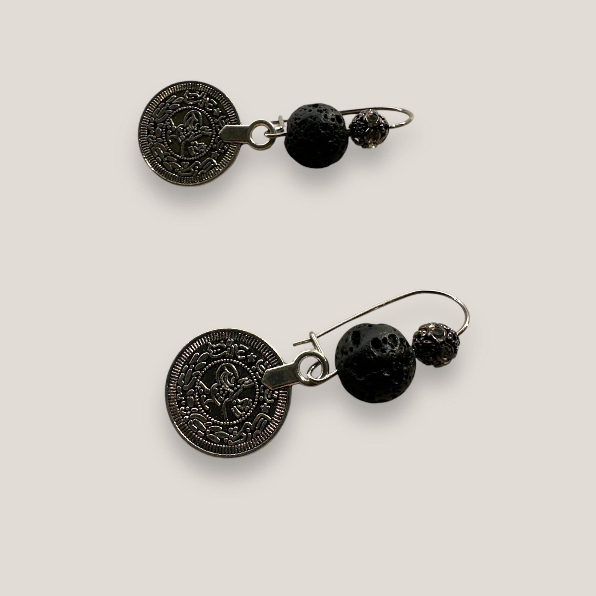 Pendientes Dafne gancho con medalla tribal mediana de plata vieja con lava negra