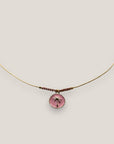 Collar midi con medalla dorada esmaltada en rosa con palmera oro