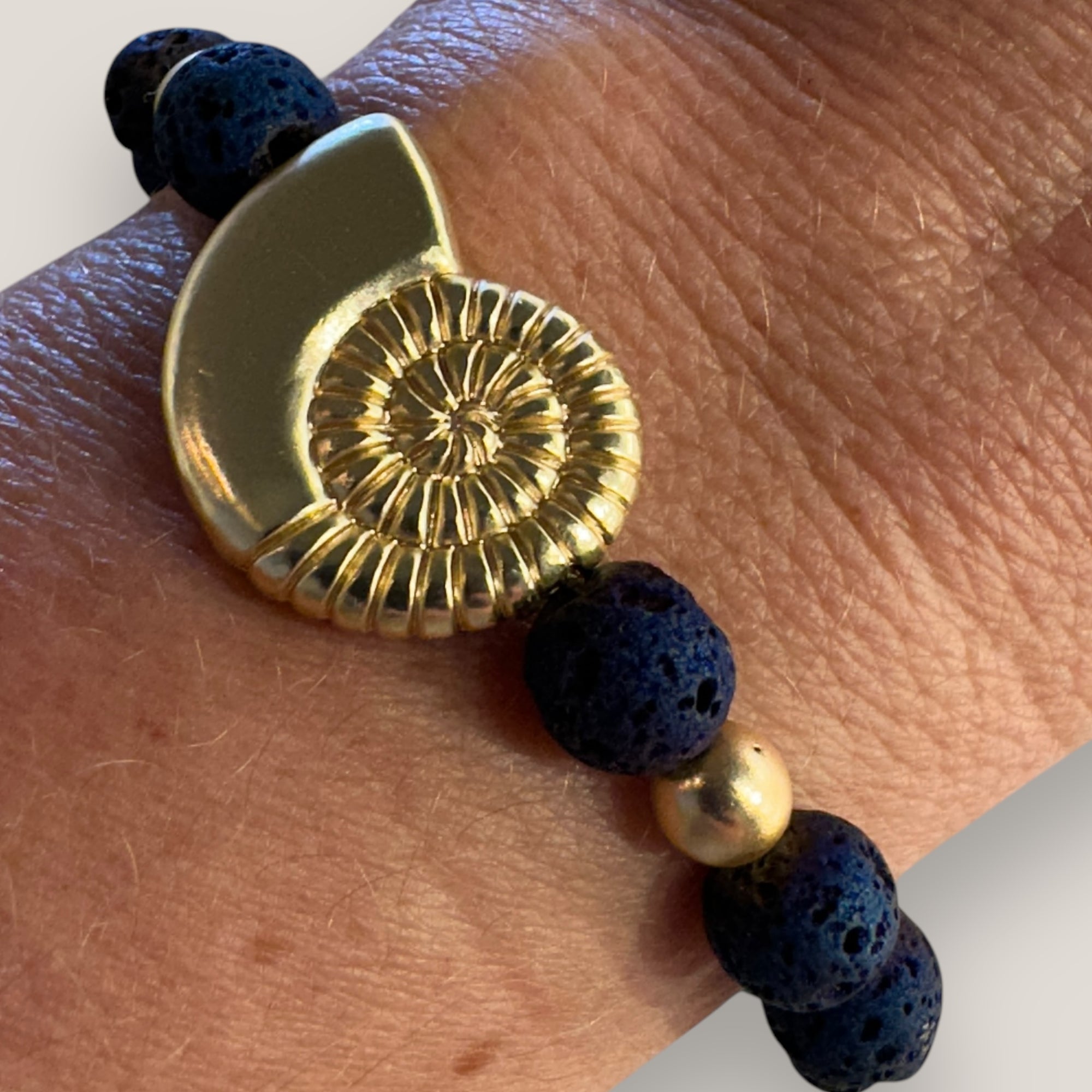 Armband mit großer Muschel und goldenen Perlen mit indigoblauer Lava