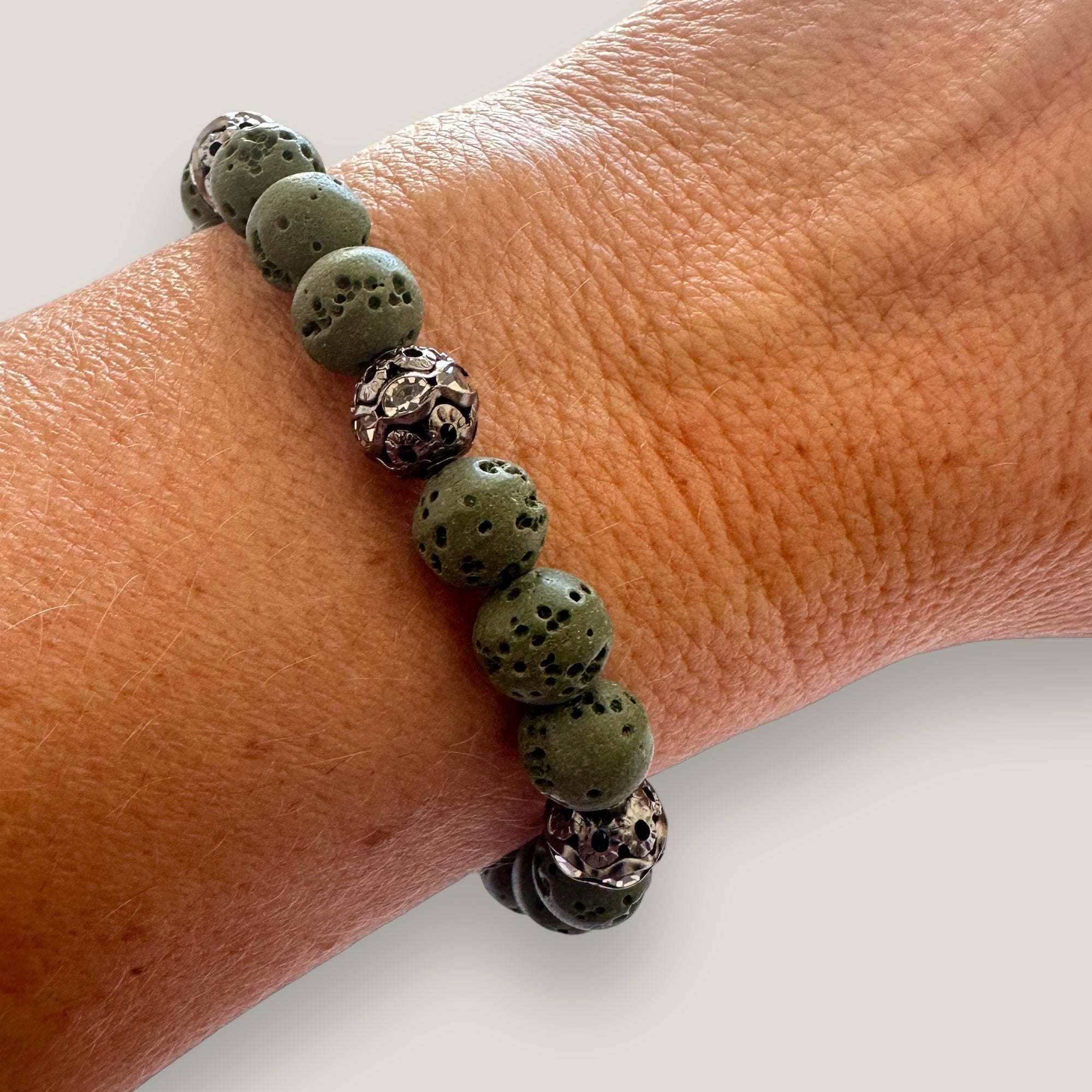 Pulsera gran Dafne con esponja coral verde caqui y filigrana gunmetal con cristalitos