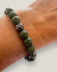 Pulsera gran Dafne con esponja coral verde caqui y filigrana gunmetal con cristalitos