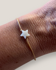 Pulsera minimal con estrella de nácar blanco